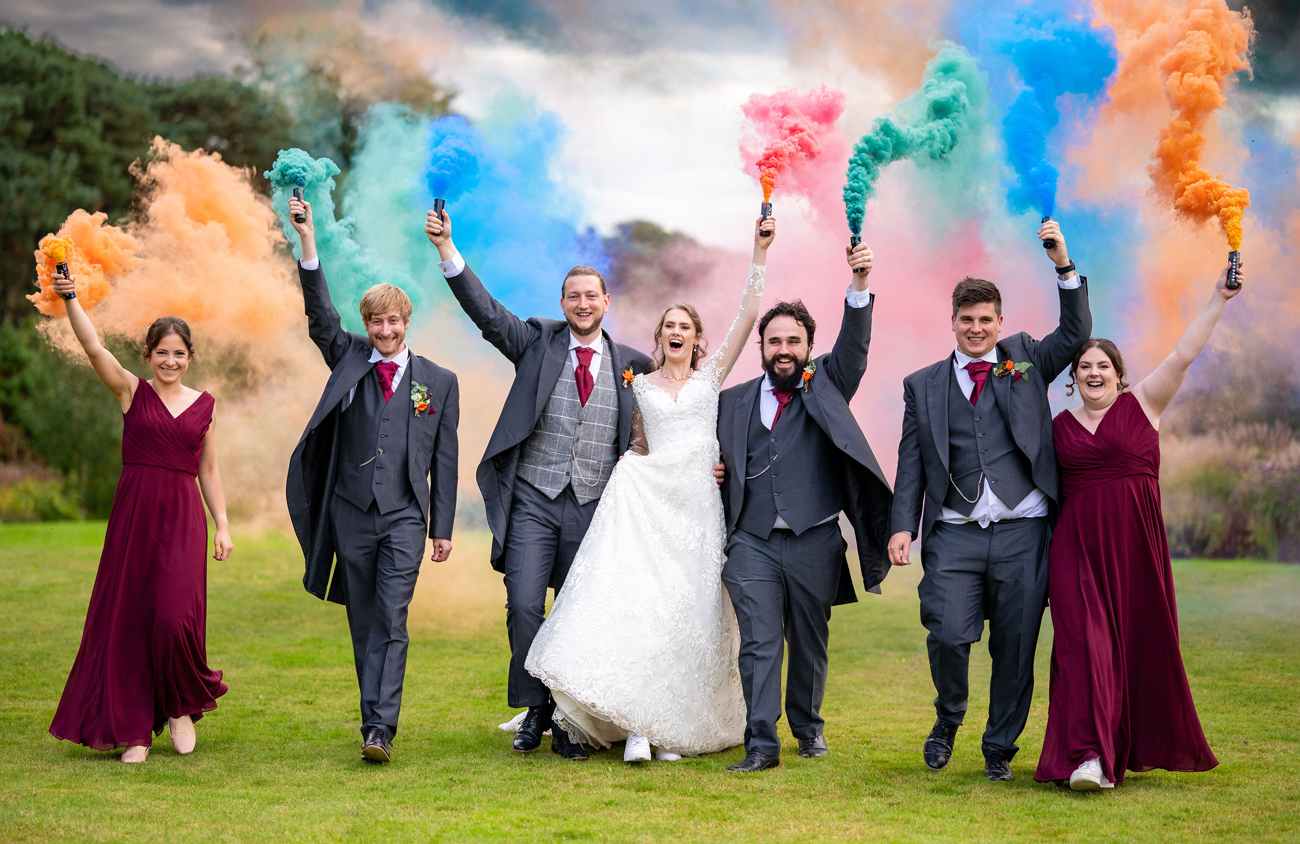 Everything you need to know about SMOKE BOMBS at your wedding